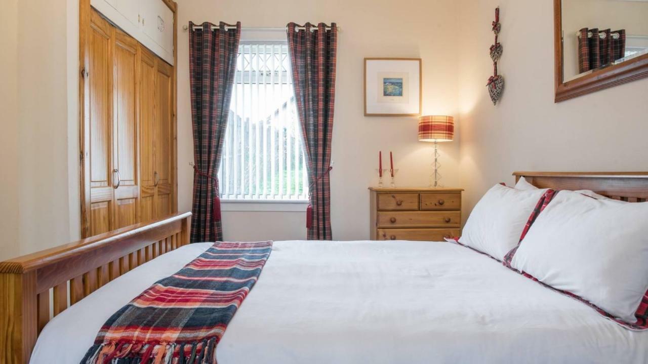 Pippin, Tranquil Scottish Cottage With Hot Tub Airdrie Extérieur photo