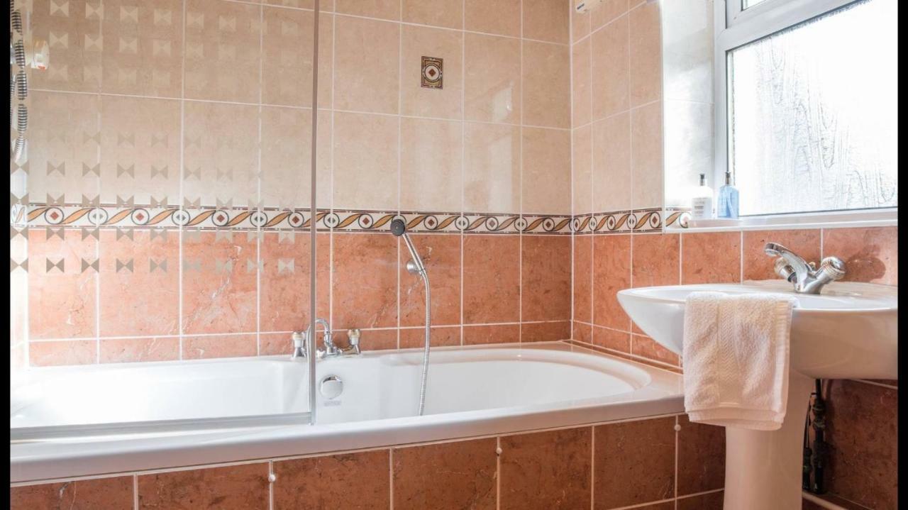 Pippin, Tranquil Scottish Cottage With Hot Tub Airdrie Extérieur photo