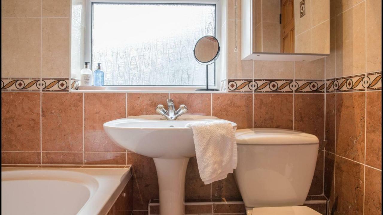 Pippin, Tranquil Scottish Cottage With Hot Tub Airdrie Extérieur photo